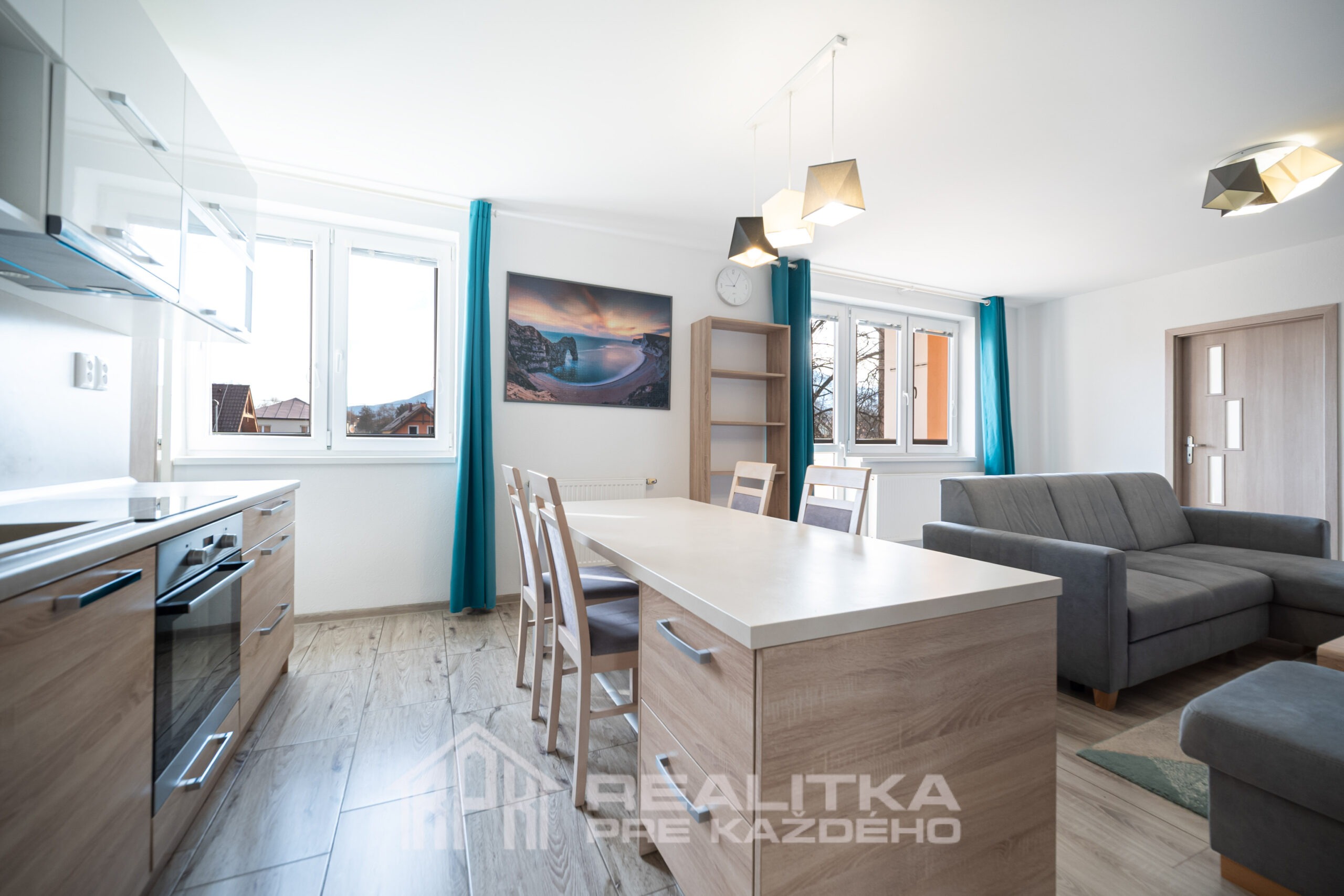 kuchyňa, jedálenský stôl