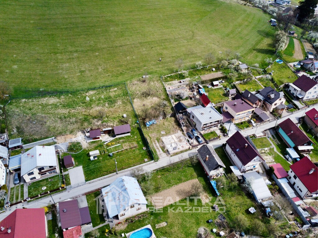 pozemok, dronový záber